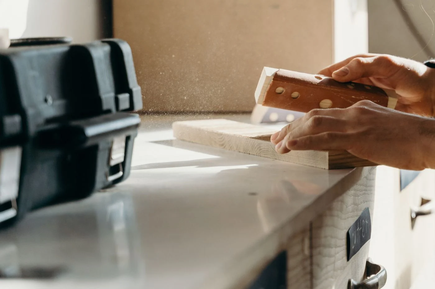 Les mains d’un artisan travaillant le bois